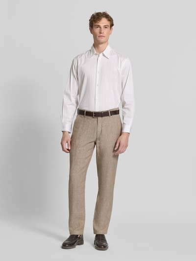 Männermodel trägt Leinenhose mit französischen Eingrifftaschen von g1920 in Beige, Straight Fit, Reines Leinen, Ganzkörperansicht von vorne.