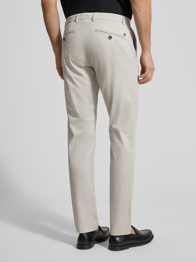 Mężczyzna nosi Fein strukturierte Chino mit Gesäßtaschen od bugatti, jasny beż, bawełniany miks ze stretch, krój regular fit, Szerokość w rozmiarze 32/32: 40 cm, Długość nogawki wewnętrznej: 82 cm, tył, pełny widok sylwetki