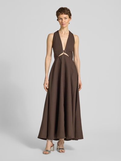 Frauenmodel trägt Midikleid aus Lyocell-Mix mit Cut-Out Modell 'Natu' von Copenhagen Muse in Braun, taillierte Passform, A-Linie, Ganzkörperansicht von vorne. Damen Midikleid, Lyocell-Mix mit Leinen-Anteil, Neckholder, V-Ausschnitt, Rückenlänge 110 cm, Brustweite 43 cm, Modell 'Natu'.