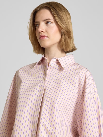 Frauenmodel trägt Boxy Fit Hemdbluse aus reiner Baumwolle Modell 'VELOCE' von MAX&Co., Optik: Allover-Muster, gestreift, Nahaufnahme Oberkörper.