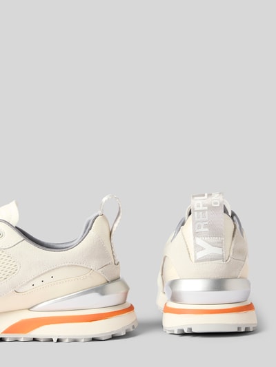 Produktfoto, Sneaker mit Label-Details Modell 'FIELD SC LIGHT' von Replay für Herren mit abgerundeter Form, Schnürung, profilierter Sohle, Absatzhöhe 3 cm, Schafthöhe 9 cm, Schaftweite 10 cm, Farben Creme und Orange, Detailaufnahme der Rückansicht