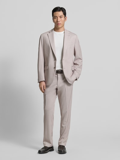 Männermodel trägt 2-Knopf-Sakko mit Reverskragen von Christian Berg Men in Beige, Material-Mix, Regular Fit, Ganzkörperansicht von vorne.
