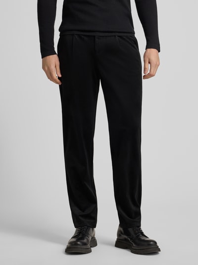 Mannenmodel draagt zwarte Hose aus Samt met Gesäßtaschen Modell 'kian' van Matinique, zachte textuur, recht model, voorkant, nahaufnahme bovenlichaam. Regular fit, knoopsluiting, maten: taille 44 cm, binnenbeenlengte 79 cm.