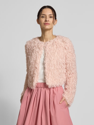 Frauenmodel trägt Regular Fit Jacke in Feder-Optik von Christian Berg Woman Selection, hellrosa Töne, strukturierte Oberfläche, Nahaufnahme Oberkörper.