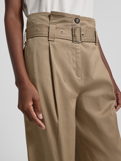 Frauenmodel trägt Regular Fit Weite HOSE mit integriertem Gürtel von Marc O'Polo, Optik: Unifarben, Lyocell-Mix, Nahaufnahme Oberkörper.