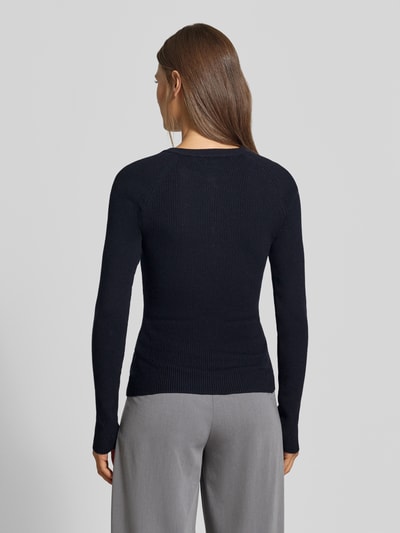 Frauenmodel trägt Slim Fit Longsleeve aus Strick-Optik von MYON, imitacja dzianiny, krój slim fit, listwa guzikowa, okrągły dekolt, długość tyłu w rozmiarze 36: 60 cm, długość rękawów w rozmiarze 36: 66 cm, widok całej sylwetki od tyłu