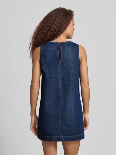 Frauenmodel trägt Kurzes Jeanskleid mit Rundhalsausschnitt von REVIEW, Dunkelblau, Reine Baumwolle, Gerader-Schnitt, Minikleid, Ganzkörperansicht Rückansicht.