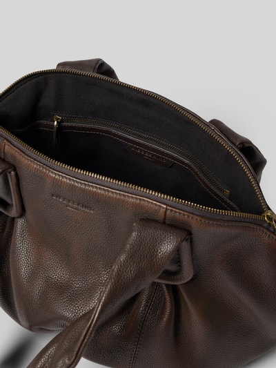 Produktfoto, torba shopper z naturalnej skóry Shopper aus Leder Modell 'LUCY' von LIEBESKIND BERLIN, brąz, detal z logo, Główna przegroda z zamkiem błyskawicznym, uchwyt, Szerokość w rozmiarze 1: 40 cm, Długość w rozmiarze 1: 28 cm, Głębokość w rozmiarze 1: 12 cm, długość paska na ramię w rozmiarze 1: 62 cm