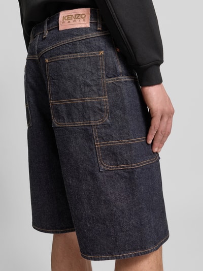 Männermodel trägt Straight Fit Shorts in Denim-Optik von Kenzo, Reine Baumwolle, Cargo-Taschen, dunkles Blau, Ganzkörperansicht Rückansicht.