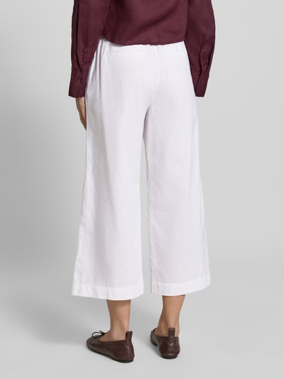 Frauenmodel trägt Culotte aus Leinen-Mix mit Gürtel von Christian Berg Woman in Weiß mit weitem Bein, strukturierter Oberfläche, Ganzkörperansicht Rückansicht.