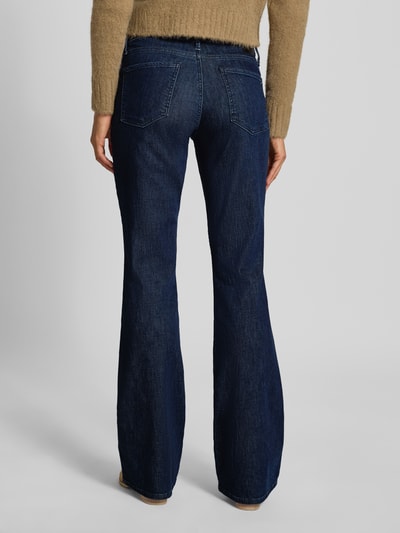 Vrouwenmodel draagt donkerblauwe bootcut-jeans uit katoenmix Modell 'SHAKIRA' van Brax, dames bootcut-jeans, hele lichaam achteraanzicht