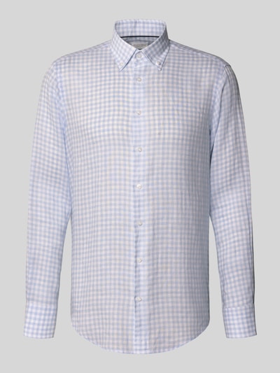 Produktfoto, Regular Fit Leinenhemd mit Button-Down-Kragen von Christian Berg Men, kariertes Muster in Blau und Weiß, Allover-Look, Herren Businesshemd, reine Leinen-Optik, Rückenlänge 78 cm, Schulterbreite 45 cm, Ärmellänge 65 cm.