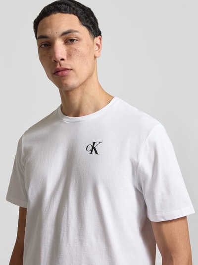 Männermodel trägt Regular Fit T-shirt mit Logoprint von Calvin Klein Jeans aus puur katoen, ronde hals, ruglengte maat M 68 cm, Nahaufnahme Oberkörper