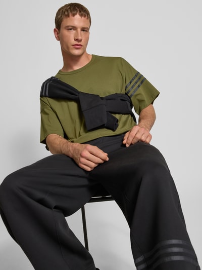 adidas Originals T-shirt met ronde hals en labelstitching Olijfgroen - 3