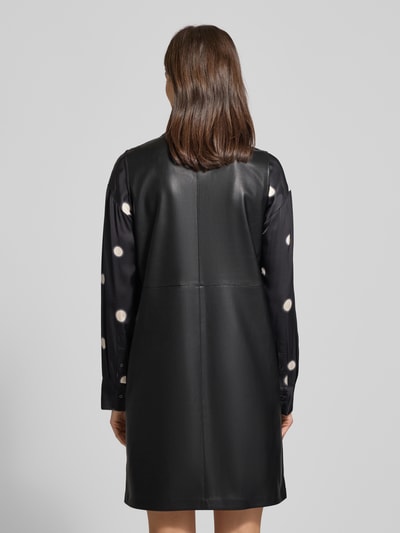 Frauenmodel trägt knielanges Kleid in Leder-Optik Modell 'Wancy' von Opus, gerader Schnitt, schwarze Farbe, Rückansicht Ganzkörperansicht.