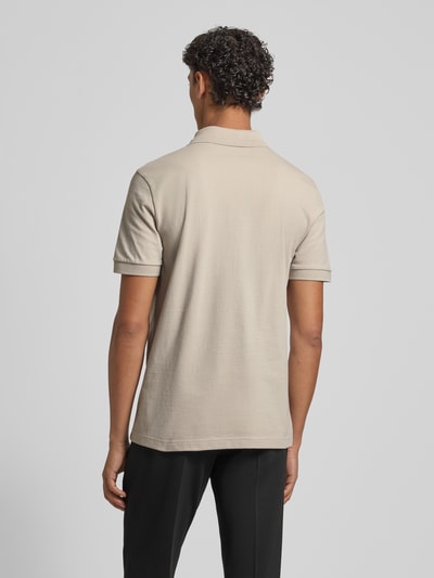 Męski model nosi Slim Fit Poloshirt aus Baumwoll-Mix von BOSS Orange, efekt: jednolity kolor, krój slim fit, naszywka z logo, kołnierzyk polo, krótki rękaw, zakończenie rękawów: prążkowane, wykończenie materiału: pika, mieszanka bawełny, Ganzkörperansicht Rückansicht