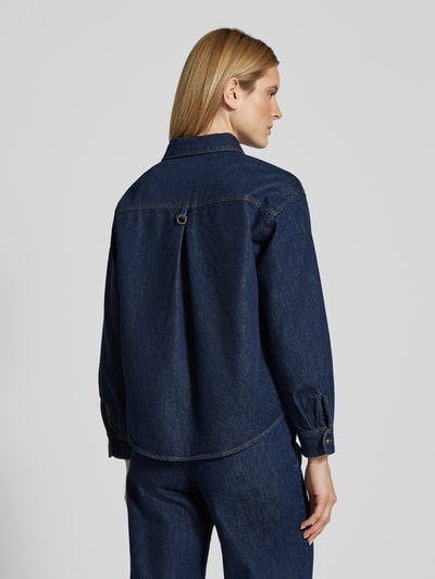 Männermodel trägt Regular Fit Jeansbluse mit Brusttasche von Luisa Cerano, bawełna z lyocellem, kolor granatowy, tył, Ganzkörperansicht Rückansicht.