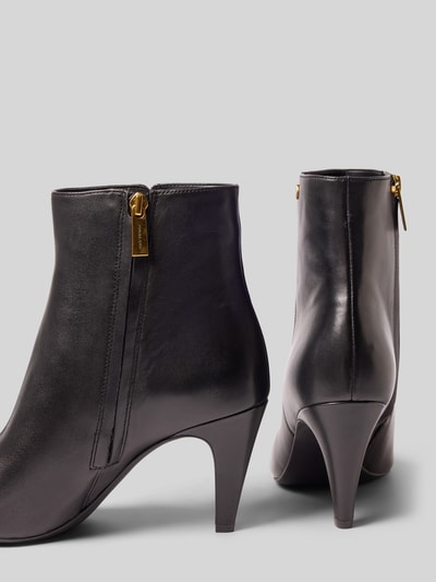 Produktfoto, schwarze Stiefeletten aus echtem Leder Modell 'DANIELA' von MICHAEL Michael Kors, spitze Form, goldfarbener Reißverschluss, glatte Textur. Damen Stiefeletten, Absatzhöhe 9 cm, Schafthöhe 13 cm, Schaftweite 12 cm.