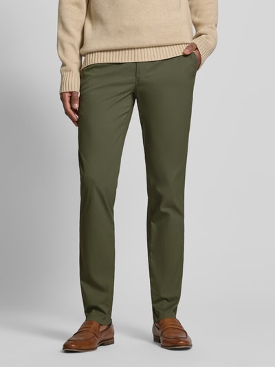 Männermodel trägt Hose mit Gesäßtaschen Modell 'Lupus' van Mmx, regular fit, katoenmix met stretch, olijfgroen, vooraanzicht, Nahaufnahme Unterkörper.