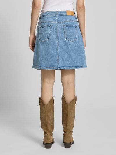 Modelka kobieta ma na sobie Jeansrock mit Knopfleiste Modell 'RONNIE' od Noisy May, jasnoniebieski, bawełna z wiskozą, A-linia, mini, Szerokość w rozmiarze S: 40 cm, długość całkowita: 47 cm, widok całej sylwetki od tyłu