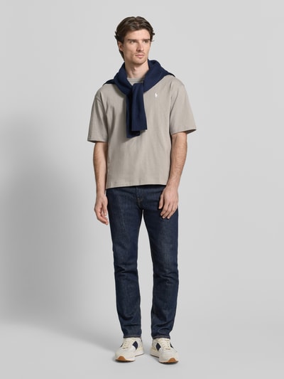 Männermodel trägt Relaxed Fit T-Shirt aus reiner Baumwolle von Polo Ralph Lauren, Optik: Unifarben, Label-Stitching, Ganzkörperansicht von vorne.
