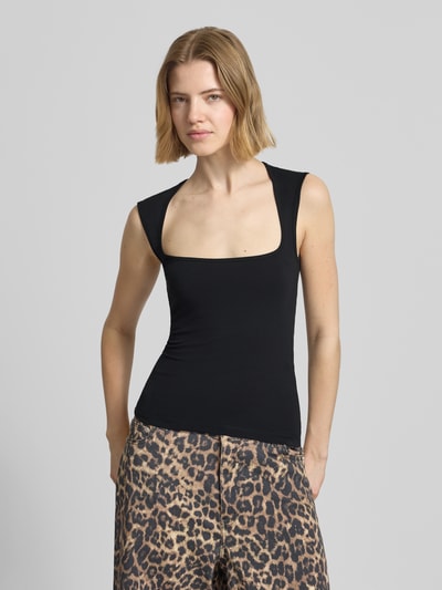 Frauenmodel trägt schwarzes Top mit Karree-Ausschnitt Modell 'ISABELLA GIGI' von JJXX aus Baumwoll-Mix mit Stretch-Anteil, Körpernaher-Schnitt, Ganzkörperansicht von vorne.