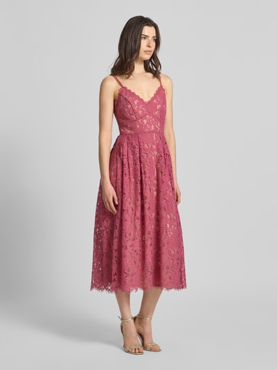 Frauenmodel trägt Knielanges Cocktailkleid mit Spitze und Spaghettiträgern von Jake*s Cocktail, Baumwoll-Mix, Taillierter Schnitt, Knielänge, Spitze, doppelte Spaghettiträger, V-Ausschnitt, rückseitiger Haken- und Reißverschluss, blickdichtes Unterkleid, Farbe Pink, florale Spitzen-Textur, Ganzkörperansicht von vorne.