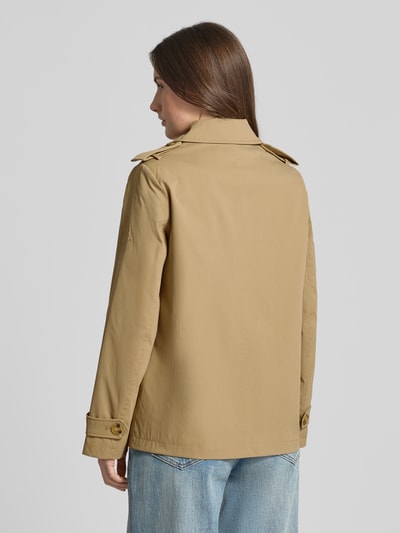 Frauenmodel trägt Regular Fit Trenchcoat mit Umlegekragen von Lauren Ralph Lauren in Beige, Schulterklappen, lange Ärmel, Rückansicht Ganzkörperansicht.