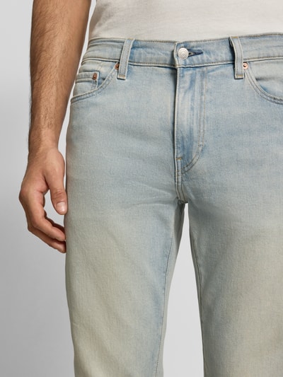 Männermodel trägt Slim Fit Jeans im 5-Pocket-Design von Levi's®, hellblau, Baumwoll-Mix, Knopf- und Reißverschluss, Nahaufnahme Oberkörper
