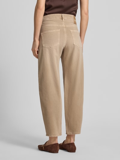 Frauenmodel trägt Straight Fit Jeans im 5-Pocket-Design Modell 'Ida' von Gang in Beige, elastischer Baumwoll-Mix, Ganzkörperansicht Rückansicht.