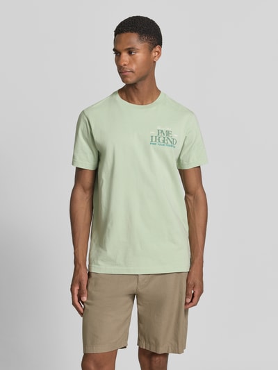 Männermodel trägt T-Shirt mit Label-Print und Rundhalsausschnitt von PME Legend in hellgrün, Reine Baumwolle, Regular-Fit, Rückenlänge 70 cm, Ganzkörperansicht von vorne