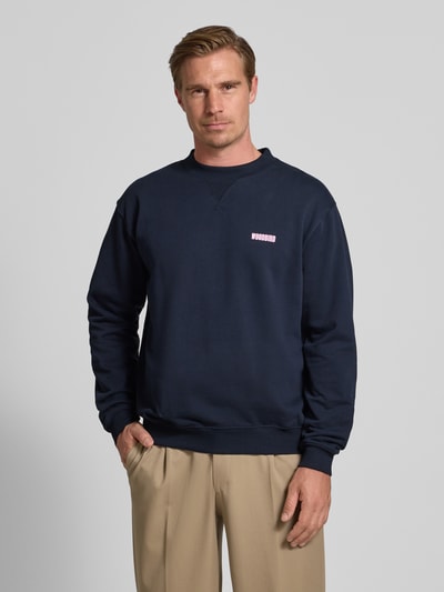 WOODBIRD Sweatshirt mit Label-Print Modell 'Cane Koi Crew' Marine 4