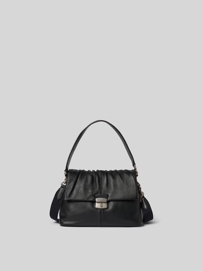 Produktfoto, Shoulder Bag aus echtem Lammleder von Marc Jacobs in Schwarz, geteiltes Hauptfach mit Überschlag, Reißverschlussfach, Logo-Detail, abnehmbarer Trageriemen, Maße ca. 34 cm Breite, 21 cm Länge, 13 cm Tiefe, fein genarbte Lederstruktur.