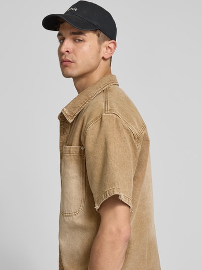 Männermodel trägt Regular Fit Freizeithemd aus Reine Baumwolle von Don’t Waste Culture im Distressed-Look, Nahaufnahme Oberkörper.