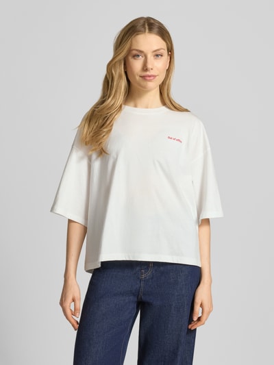 Vrouwenmodel draagt wit T-shirt met statementprint, puur katoen, loose fit, model 'NICA' van ICHI, ronde hals. Ganzkörperansicht van voren.