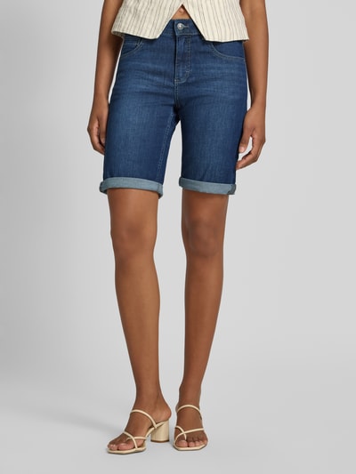 Frauenmodel trägt Jeansshorts mit Eingrifftaschen von Angels aus Baumwoll-Elasthan-Mix, Regular-Fit, dunkle Waschung, Umschlag, Ganzkörperansicht von vorne. Bundweite bei Größe 36: 39 cm, Innenbeinlänge 27 cm.