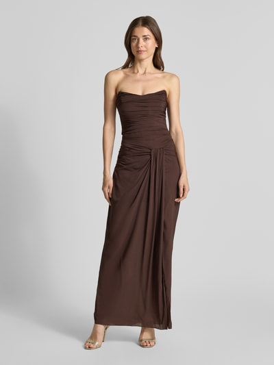 Frauenmodel trägt Cocktailkleid im Off-Shoulder-Look Modell 'Arli' von Forever New, braun, Drapierungen, Knotendetail, Maxikleid, Material-Mix mit Stretch-Anteil, Figurbetont, Ganzkörperansicht von vorne.