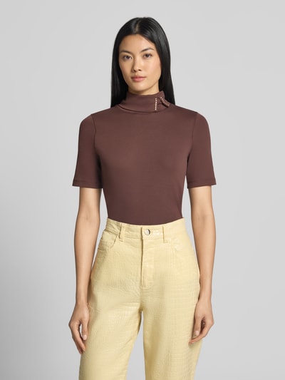 Vrouwenmodel draagt Slim Fit T-shirt uit katoenmix van Marc Clain, asymmetrische col, siersteentjes, ruglengte maat 36 56 cm, frontale tailleopname