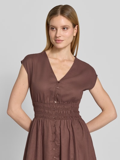 Frauenmodel trägt Knielanges Kleid aus Leinen-Mix mit Knopfleiste von Christian Berg Woman Selection in Braun, taillierter Schnitt, V-Ausschnitt, Kappärmel, Smok-Details, Leinen-Mix mit Viskose-Anteil, Knielänge, Rückansicht Nahaufnahme Oberkörper.