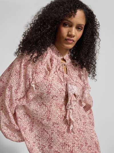 Frauenmodel trägt Regular Fit Bluse mit Rüschen und Schnürung von Jake*s Collection, Stehkragen, Allover-Muster, Nahaufnahme Oberkörper