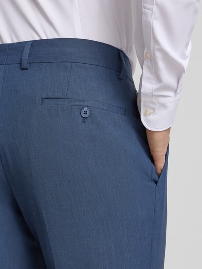 Männermodel trägt Chino mit französischen Eingrifftaschen von HECHTER PARIS, Material-Mix mit Schurwoll-Anteil, Unifarbenes-Design, Detailaufnahme Rückansicht.