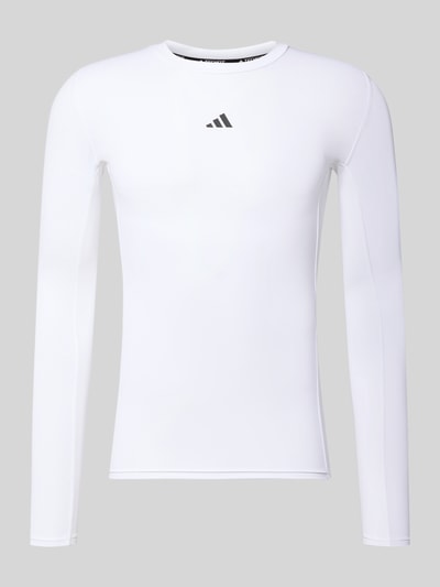 Produktfoto, weißes Longsleeve mit Label-Print von adidas Training im Slim Fit, Stretch-Anteil, gerippter Rundhalsausschnitt, freigestellt.