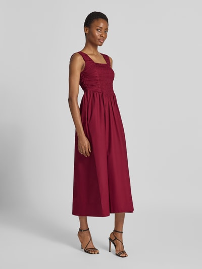 Frauenmodel trägt Cocktailkleid mit Karree-Ausschnitt Modell 'WIMI' von YAS, bordeauxrot, A-Linie, reine Baumwolle, Ganzkörperansicht von vorne.
