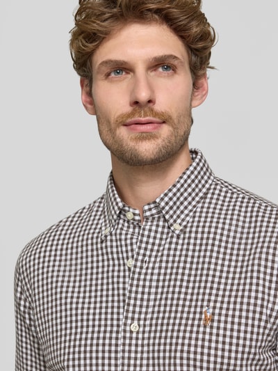 Männermodel trägt Custom Fit Freizeithemd aus reiner Baumwolle von Polo Ralph Lauren, braunes Karo-Muster, Nahaufnahme Oberkörper, Herren Freizeithemd von Polo Ralph Lauren.