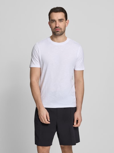 Męski model nosi Regular Fit T-Shirt mit Rundhalsausschnitt von MCNEAL, bawełna, biały, krój regular fit, widok całej sylwetki z przodu.