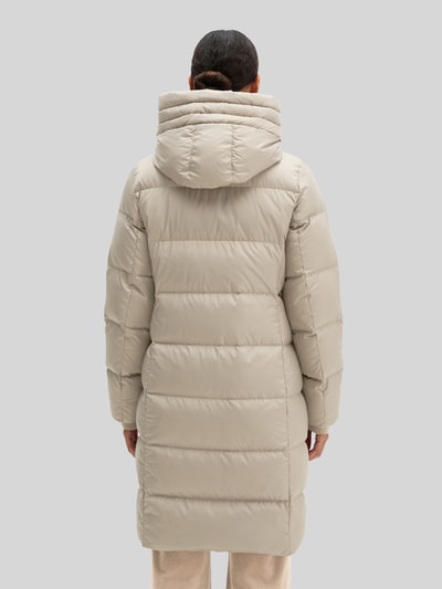Kobieta modelka ma na sobie Regular Fit Daunenmantel mit Label-Print od Marc O'Polo, jasnobeżowy kolor, gładka tekstura, pełny tylny widok, damski płaszcz puchowy od Marc O'Polo. Ganzkörperansicht Rückansicht