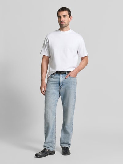 Männermodel trägt Regular Fit T-Shirt mit Rundhalsausschnitt von MCNEAL aus reiner Baumwolle, weiß, Ganzkörperansicht von vorne.