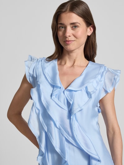 Vrouwenmodel draagt lichtblauwe Midikleid uit Lyocell-mix met volantdetails, V-hals, A-lijn, model 'MOLLY' van Copenhagen Muse, Nahaufnahme bovenlichaam
