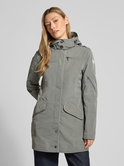Frauenmodel trägt Jacke mit Kapuze und Pattentaschen von Gil Bret in hellem Grau, sichtbare Pattentaschen, taillierter Schnitt, Nahaufnahme Oberkörper. Rückenlänge 80 cm, Schulterbreite 36 cm, Brustweite 44 cm, Ärmellänge 65 cm.