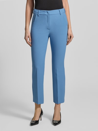 Frauenmodel trägt Slim Fit Bundfaltenhose mit Viskose-Anteil Modell 'RANA' von Weekend Max Mara in Unifarbe, Webware, Ganzkörperansicht von vorne.